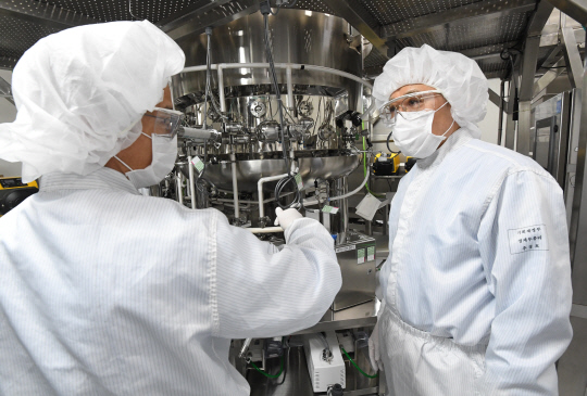 추경호 경제부총리 겸 기획재정부 장관이 24일 충북 청주 에이프로젠 오송공장에 방문해 생산 공정에 대한 설명을 듣고 있다. [기재부 제공]